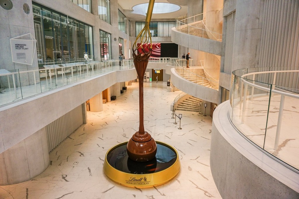 Lindt-Home-of-Chocolate-Worlds-largest-chocolate-fountain-2