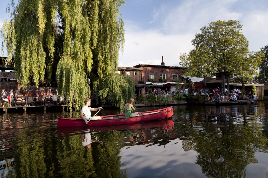 mit dem kanu in dem seitenkanal der spree fahren, vorbei an dem club der visionäre im bild, gesehen vom kaffee / bar freischgwimmer