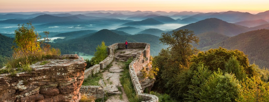 der-ausblick-von-der-wegelnburg-bei-sonnenauf-